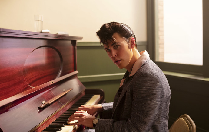 Elvis: Jedna z největších hudebních ikon 20. století se dočkala nové filmové biografie. Snímek natočil australský režisér Baz Luhrmann, který má za sebou snímky jako Romeo a Julie (1996), Moulin Rouge! (2001) a Velký Gatsby (2013).