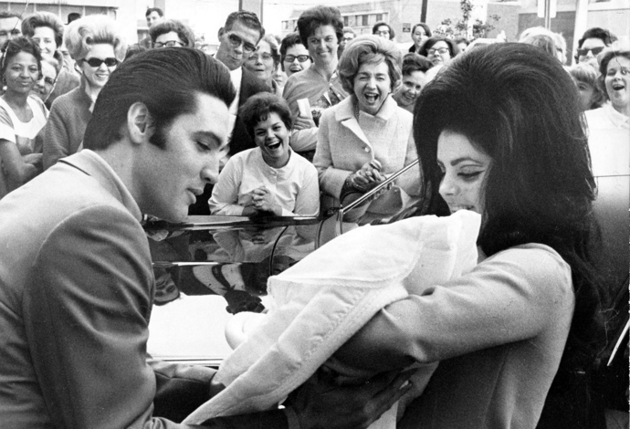 Elvis Presley s manželkou Priscillou a malou Lisou Marií v únoru 1968.