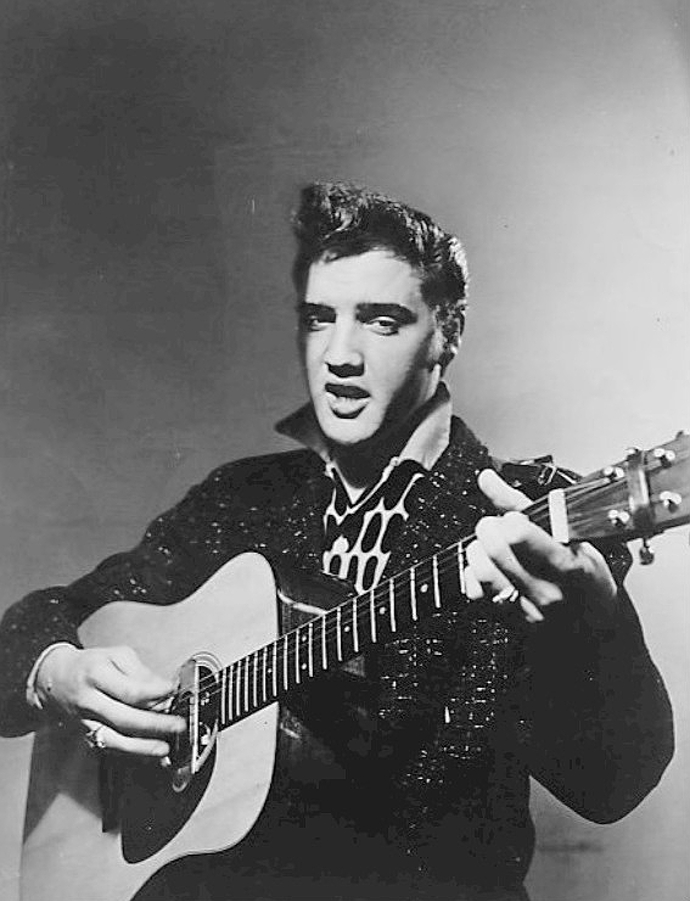 Elvis Presley na raritní fotografii z roku 1956, která zachytává jeho první televizní vystoupení.