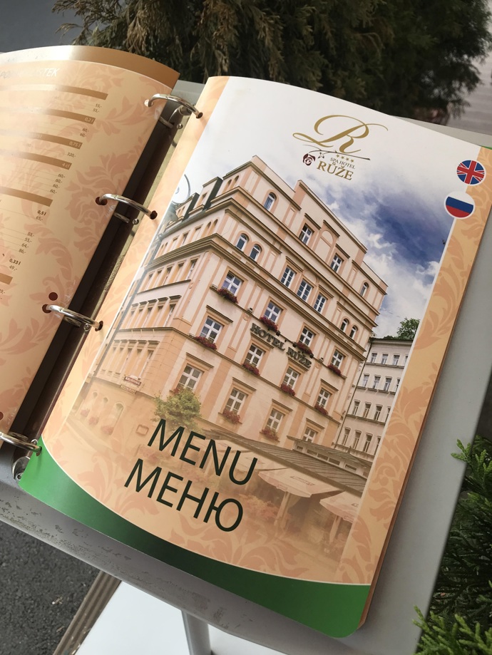 Tento hotel s restaurací najdete na začátku kolonády kousek od Thermalu. 