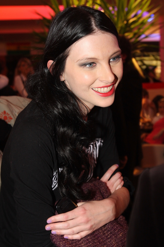 Iva Frühlingová tvrdí, že světu ráda ukazuje svoji temnější stránku. Ať už to jsou černé svatební šaty nebo vtipné heslo na domácí wifi.