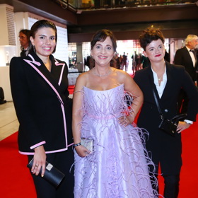 Alena Mihulová na snímku s dcerou Karolínou Kachyňovou a její přítelkyní.