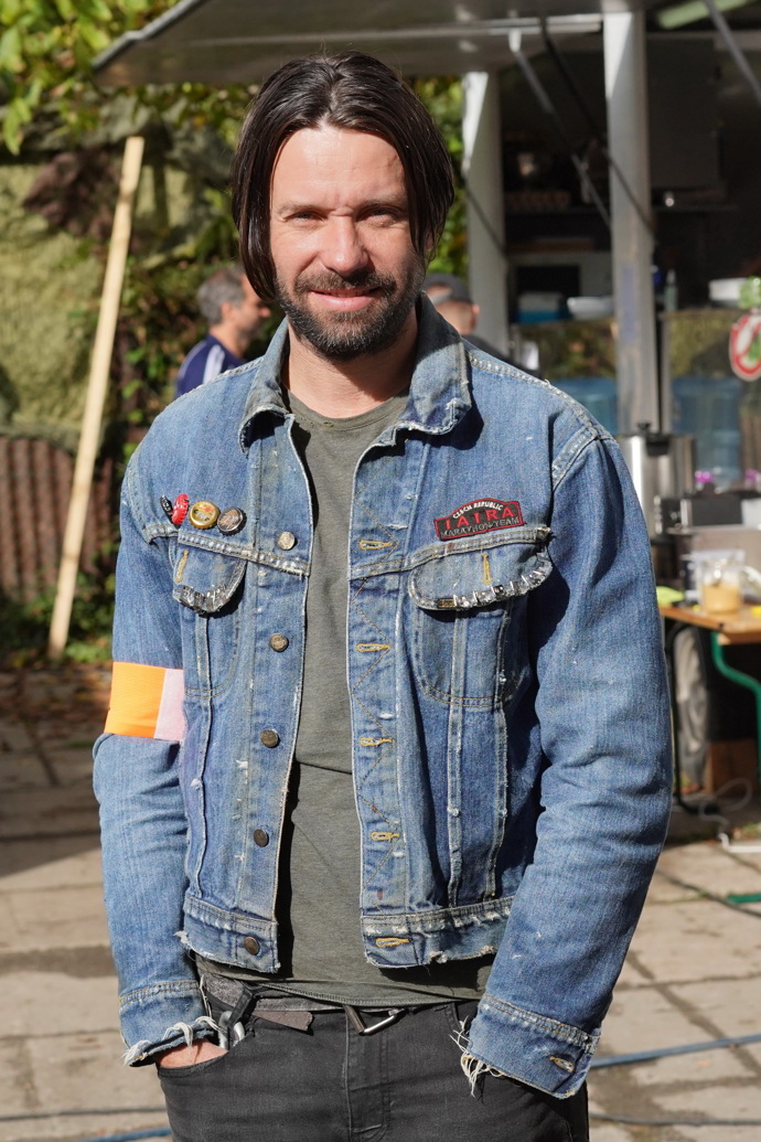 Václav Neužil má v civilu vlasů dost a rostou mu prý tak rychle jako vousy.