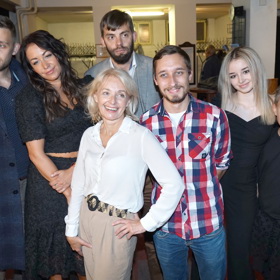 Veronika Žilková si pořídila početnou rodinu. Čtyři děti porodila, dvě si vzala z dětského domova. Na snímku s biologickými syny Vincentem a Cyrilem, osvojeným synem Janem Herclíkem a vlastními dcerami Agátou Hanychovou a Kordulou Stropnickou. Vpravo Žilkové vnuk Kryšpín.