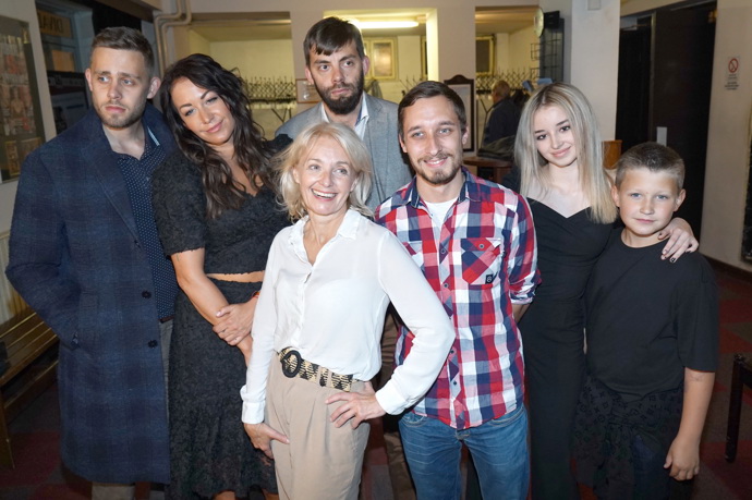 Veronika Žilková si pořídila početnou rodinu. Čtyři děti porodila, dvě si vzala z dětského domova. Na snímku s biologickými syny Vincentem a Cyrilem, osvojeným synem Janem Herclíkem a vlastními dcerami Agátou Hanychovou a Kordulou Stropnickou. Vpravo Žilkové vnuk Kryšpín.