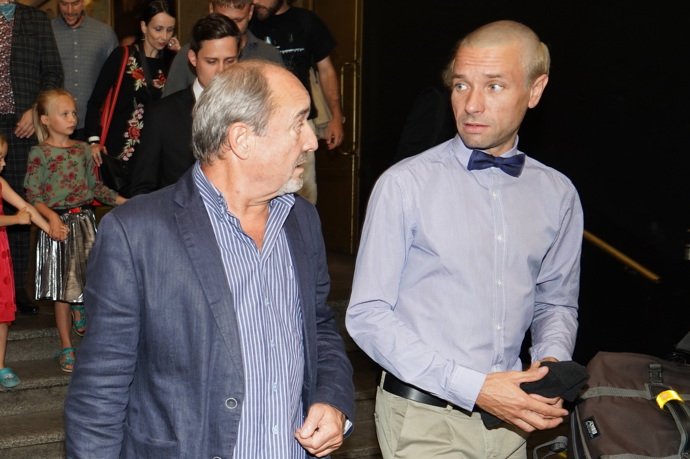 Herec Václav Neužil si kvůli natáčení filmu Zátopek nechal na hlavě udělat lysinu.