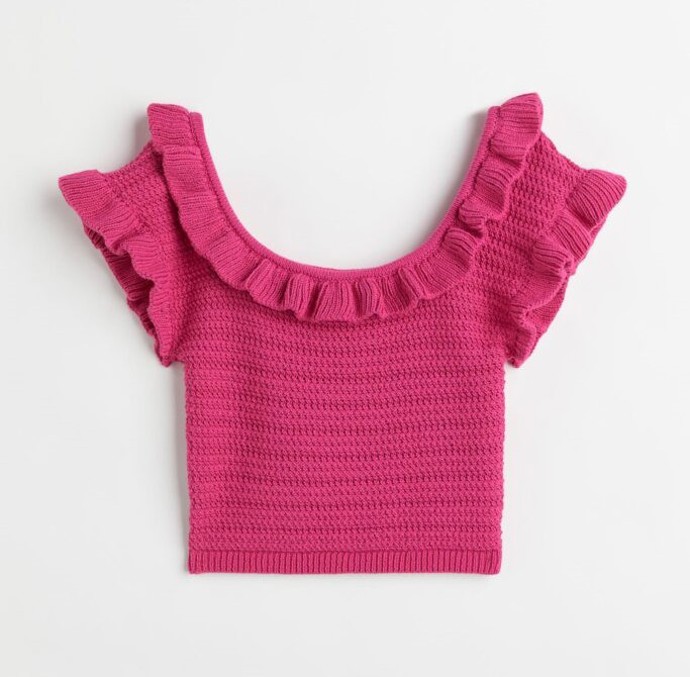 Růžový pletený top s volánky. H&M, 699 Kč