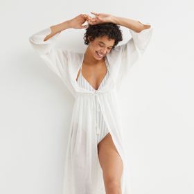 Plážový kaftan s madeirou. H&M, 999 Kč