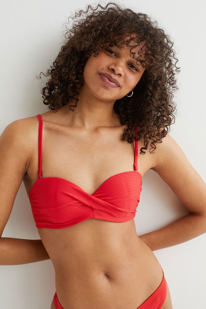 Jasně červená bikinová balkonetka. H&M, 399 Kč