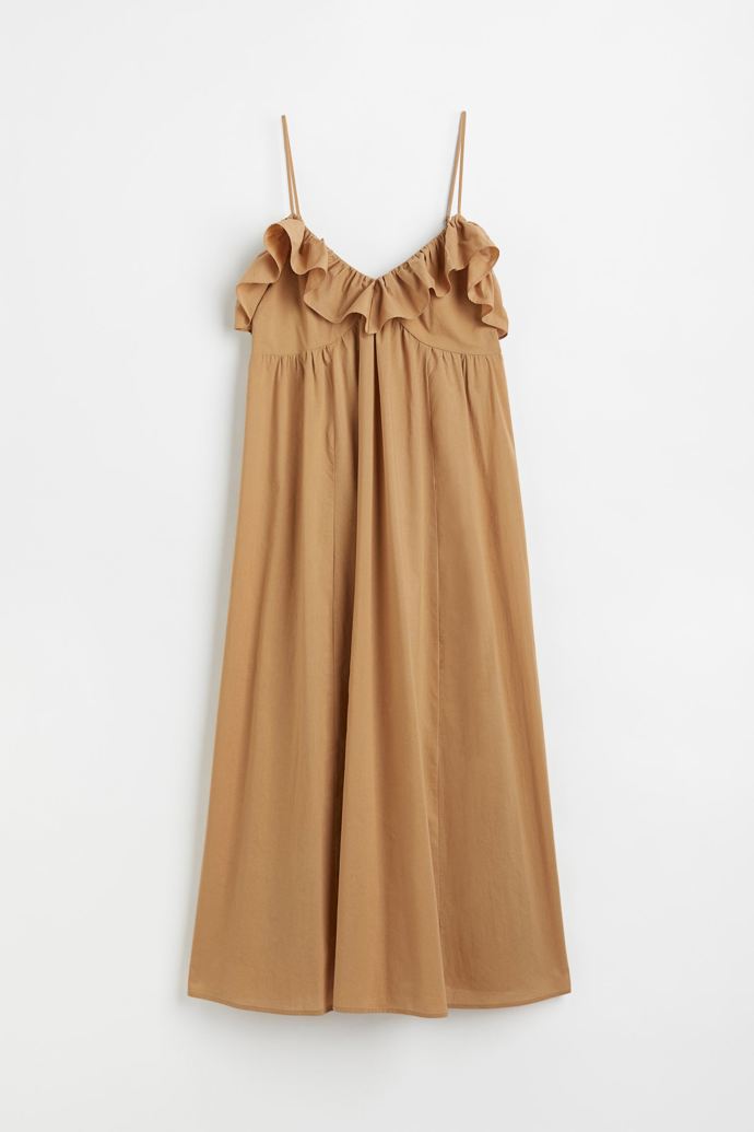 Béžové šaty s volány. H&M, 749 Kč. 