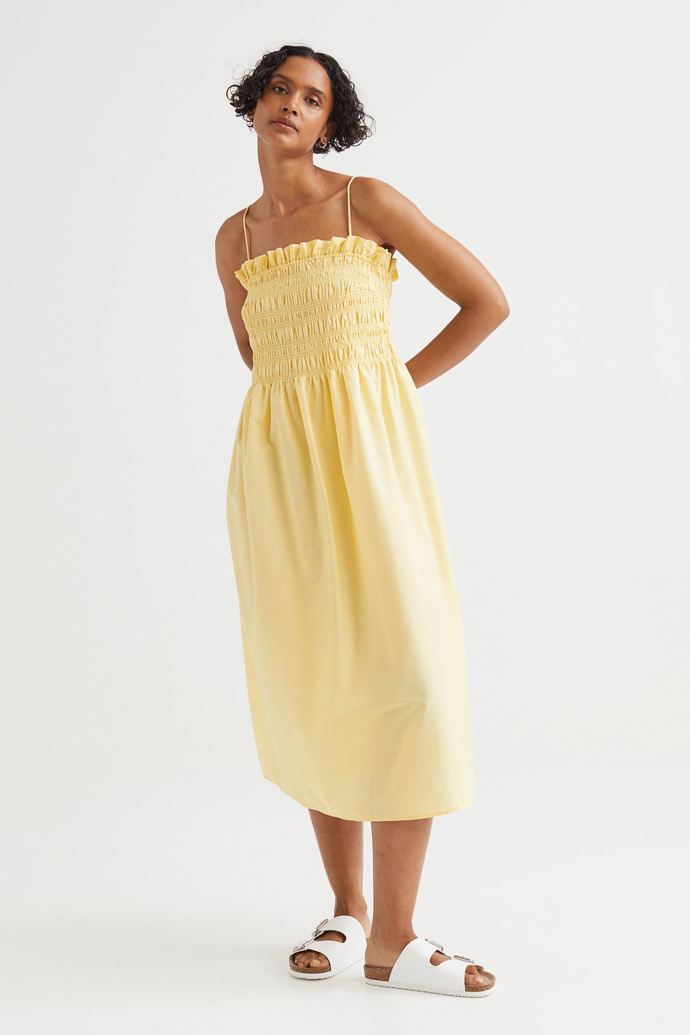 Žluté šaty s horním žabkováním. H&M, 599 Kč. 
