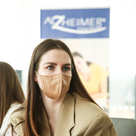 Jejímu šatníky dnes dominují oversize saka v zemitých odstínech. V době pandemie ladila do podobných barev také respirátory.