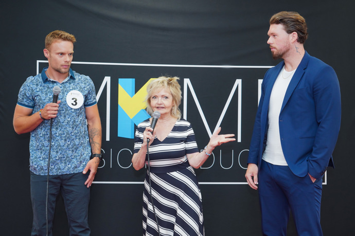 Eva Hrušková si během tiskové konference Muže roku vyzpovídala svého svěřence, finalistu Denyse. Sekundoval jí vítěz Muže roku z roku 2017, Matyáš Hložek (vpravo).