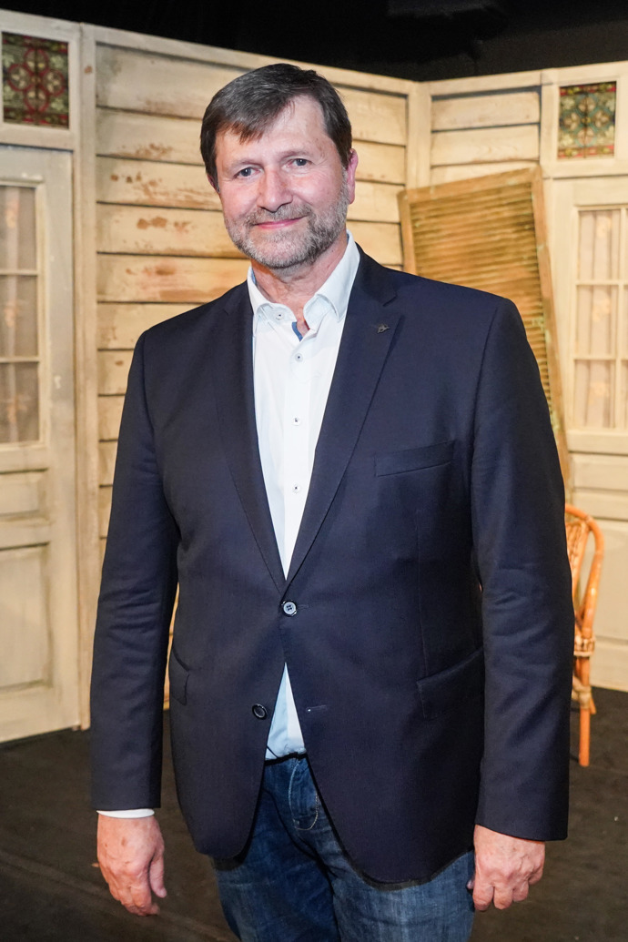 Principál Divadla Na Jezerce, herec Jan Hrušínský, patří rovněž mezi červnové oslavence. Devátého června oslaví 67 let.