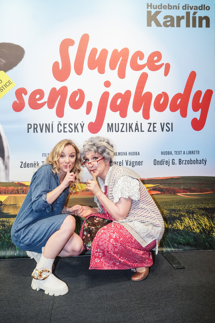 V muzikálu Slunce, seno, jahody ztvárnila herečka Jaroslava Kretschmerová roli Kelišové. Na fotografii pózuje s Nikol Ďuricovou, představitelkou Blaženy.
