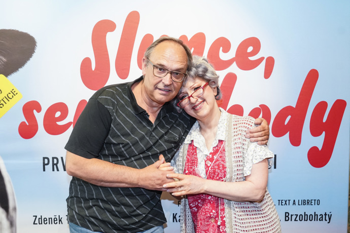 Herec Pavel Kikinčuk se s Jaroslavou Kretschmerovou setkal také v muzikálu Slunce, seno, jahody. On hrál ve filmu Šimona Pláničku, ona Evíka.