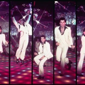 Horečka sobotní noci: Tony Manero (John Travolta) pracuje v drogerii a jeho život nikam nesměřuje. Ale když nadejde víkend...