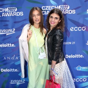 Andrea Bezděková a Denisa Pfauserová zářily barvami.