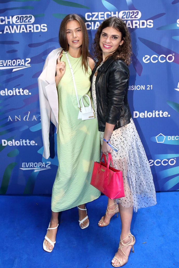 Andrea Bezděková a Denisa Pfauserová zářily barvami.