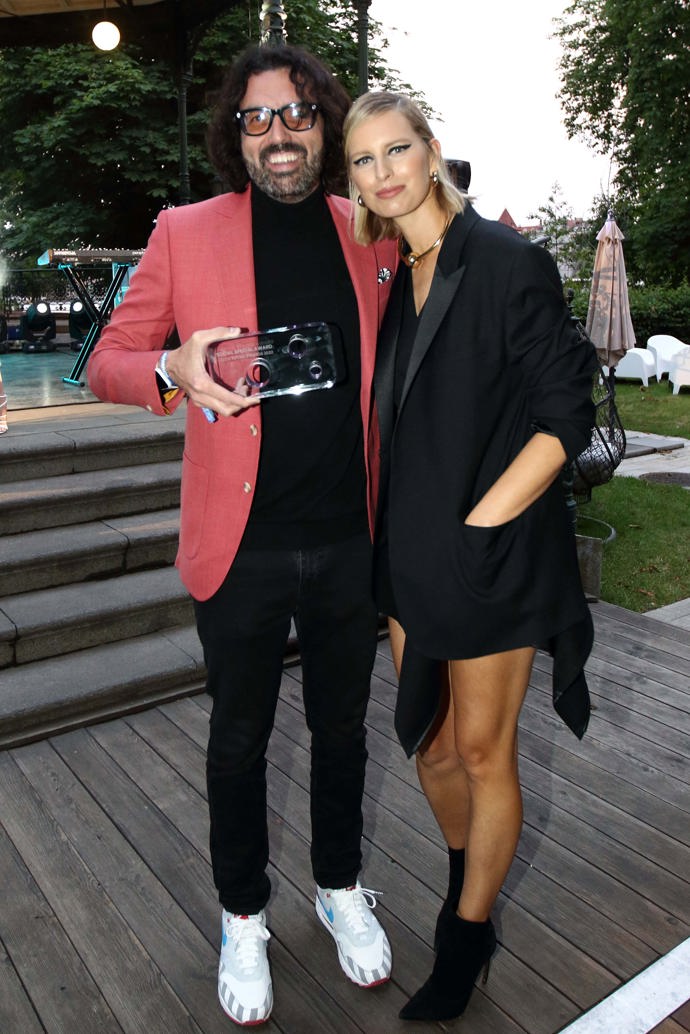Karolína předala cenu Petru Márovi, který vyhrál kategorii Social Special Award.