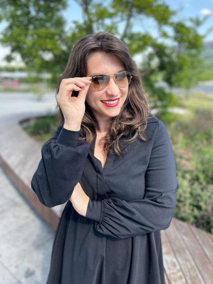 Kdo jiný by měl nejlépe vědět, co se nosí, než módní návrhářka. Martina Pipková Loudová se drží nejnovějších trendů a pro letošek dala přednost zlatým Ray Ban pilotkám. 