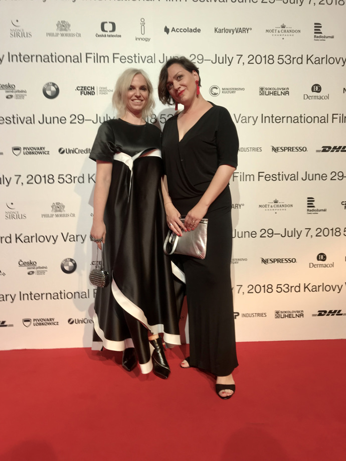 Zahájení festivalu vyžaduje velkou večerní, neboli black tie, a je příležitostí pro milá setkání. Šéfredaktorka Markéta Behinová ve společnosti PR manažerky firmy YES Visage Radky Pilzové. 