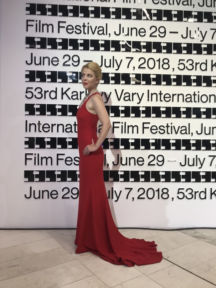 Black tie neznamená nic jiného než večerní toaletu a pro muže smoking. Že šaty nemusejí být jenom černé, dobře ví redaktorka Lifee.cz Veronika Nováková.