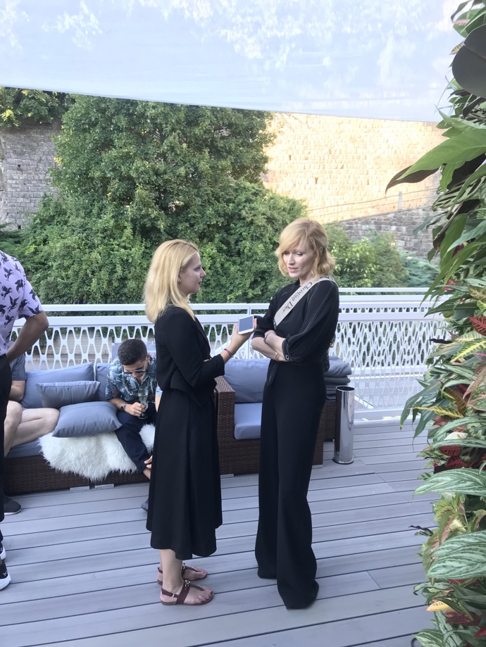 Klidným místem pro rozhovory je IQOS lounge poblíž hotelu Thermal. Redaktorka Veronika Nováková zde vyzpovídala herečku Aňu Geislerovou.