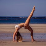 Záklonové pozice v józe otevírají hrudník a stimulují nervový systém. Mají velký vliv na naši psychiku i trávení, mimo to také uvolňují zádové svaly.