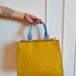 Žlutá kabelka do ruky s modrými držadly. Roccobarocco, Fashion Arena Prague Outlet, 2544 Kč