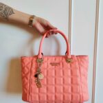 Lososová prošívaná kabelka. GUESS, Fashion Arena Prague Outlet, 2970 Kč