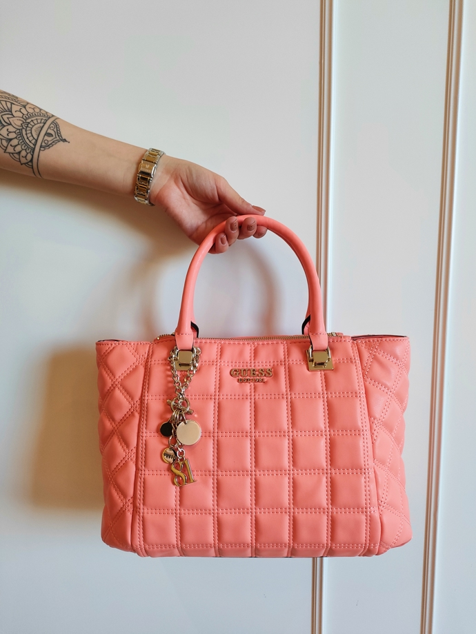 Lososová prošívaná kabelka. GUESS, Fashion Arena Prague Outlet, 2970 Kč