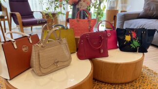 Stylové kabelky do ruky: Jaké si letos pořídit a co o vás vypoví způsob, jakým je nosíte?
