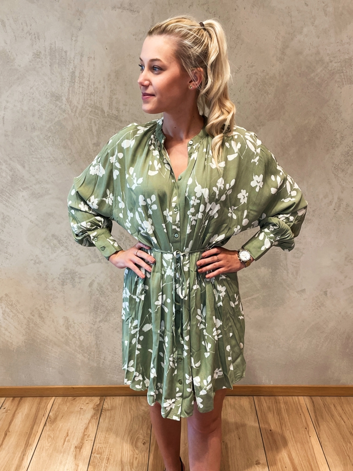 Pro méně formální příležitosti můžete zvolit lehké košilové šaty podobné těmto z Fashion Arena Prague Outlet.