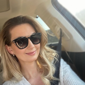 Mladistvý vzhled by dvojnásobné mamince Sandře Pospíšilové mohlo závidět mnoho mladších žen. Ať si totiž obleče cokoliv, vždy vypadá skvěle. A tak je tomu i v případě těchto slunečních brýlí Tom Ford. 