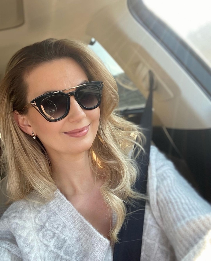 Mladistvý vzhled by dvojnásobné mamince Sandře Pospíšilové mohlo závidět mnoho mladších žen. Ať si totiž obleče cokoliv, vždy vypadá skvěle. A tak je tomu i v případě těchto slunečních brýlí Tom Ford. 