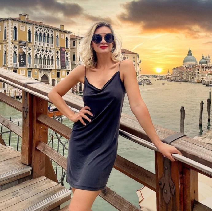 Půvabná Bára Mottlová vyrazila do Benátek ve výrazných kulatých slunečních brýlích značky Fendi.