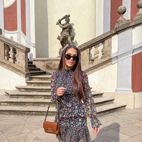 Mladá influencerka Týnuš Třešničková je pro mnoho dívek i žen módní ikonou, a tak není divu, že ať si na sebe vezme cokoliv, vždy jí to sluší. Stejně tak je tomu s jejími slunečními brýlemi značky Celine.