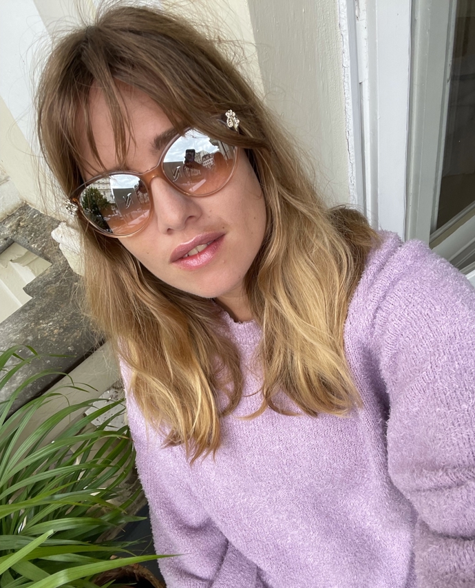 Krásná Emma Smetana je známou milovnicí módy. Nádherné sluneční brýle s transparentní obroučkou značky Versace z internetového obchodu Lentiamo.cz to jen dokazují.