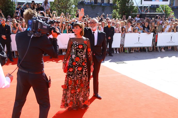 Prezident festivalu Jiří Bartoška se svou ženou přivítali na červeném koberci stovky, možná tisíce, českých i zahraničních hvězd.