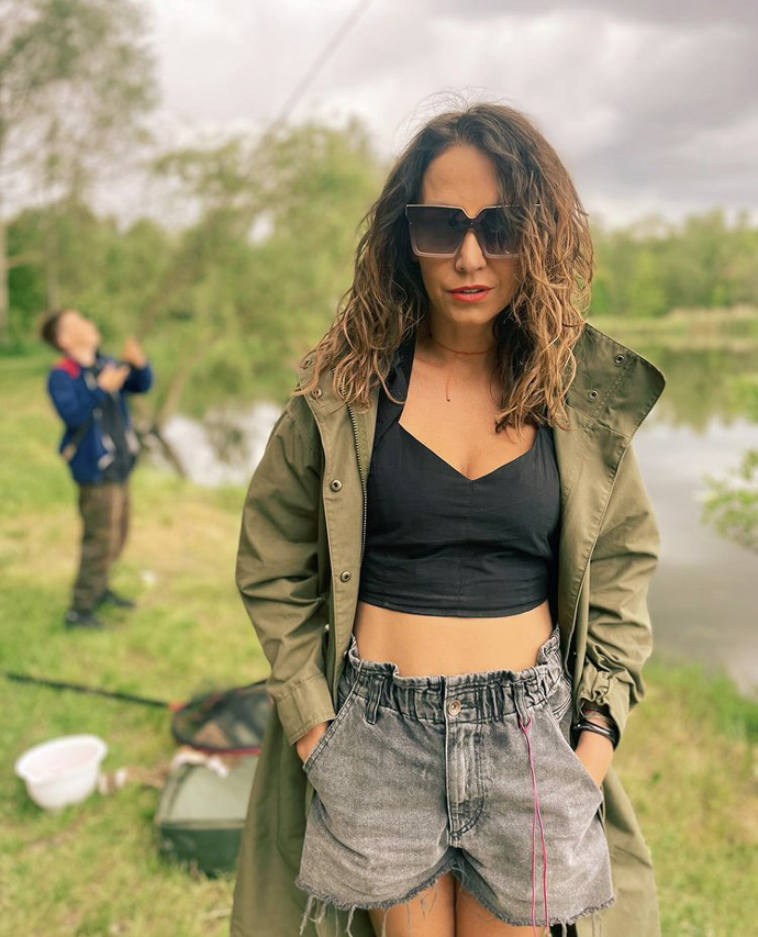 Velké brýle Agátě Hanychové rozhodně sluší. Není tedy divu, že si jedny takové, konkrétně z online prodejny luxbryle.cz, pořídila i na letošní sezonu. 