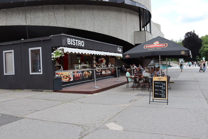 Milovníky filmů potěší bistro, které se nachází v těsné blízkosti hotelu Thermal. To nabízí klasické festivalové občerstvení, jako jsou bramboráky nebo kuřecí špízy.
