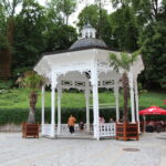 Pramen Svoboda se původně používal ke koupelím. Najdete ho v altánu uprostřed lázeňské části Karlových Varů.