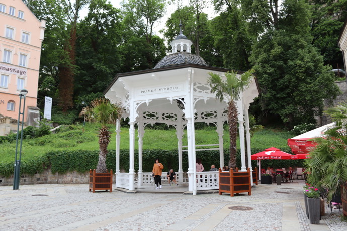 Pramen Svoboda se původně používal ke koupelím. Najdete ho v altánu uprostřed lázeňské části Karlových Varů.