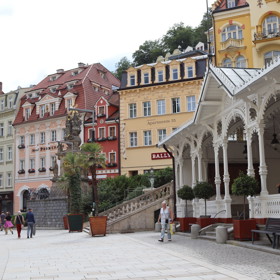 Pramen Karla IV. se nachází na Tržní kolonádě.