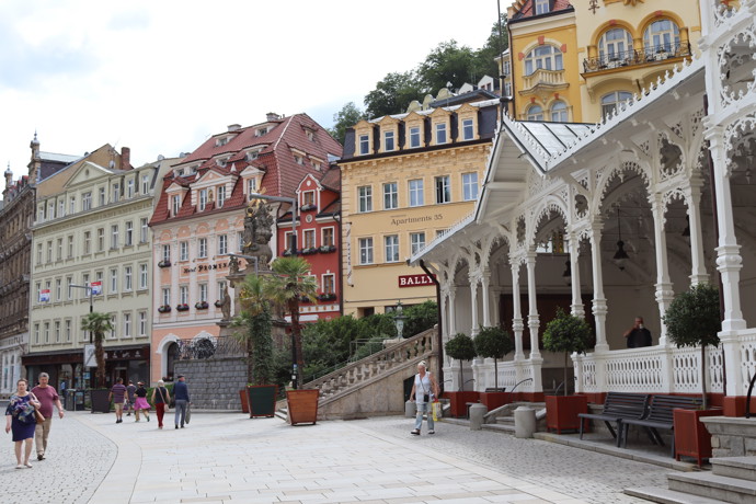 Pramen Karla IV. se nachází na Tržní kolonádě.