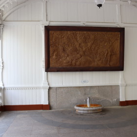 Karel IV. si díky němu měl vyléčit nemocnou nohu a pak dal pokyn na založení Karlových Varů.