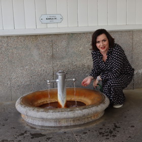 Markéta Behinová, šéfredaktorka magazínu Lifee.cz, u pramene Karla IV.