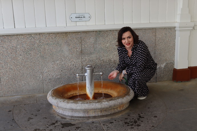 Markéta Behinová, šéfredaktorka magazínu Lifee.cz, u pramene Karla IV.