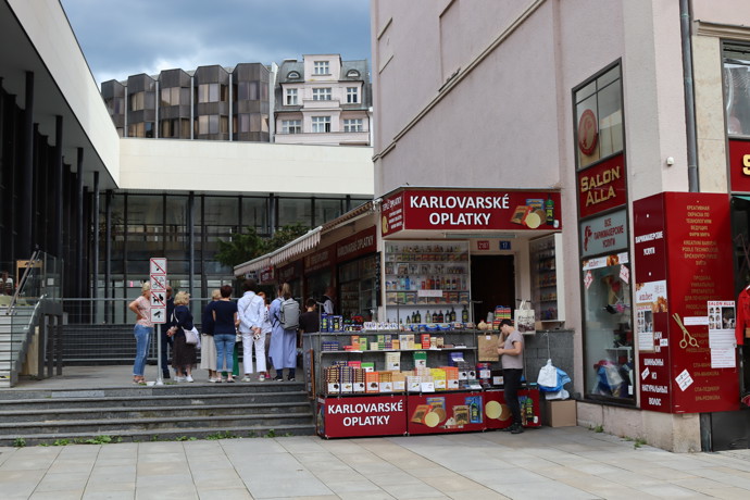 Minout byste neměli stánky s tradičními karlovarskými oplatkami.